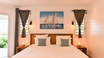 Bedroom 3: Located on the lower floor. King size bed, mosquito screen, air conditioning, ceilin