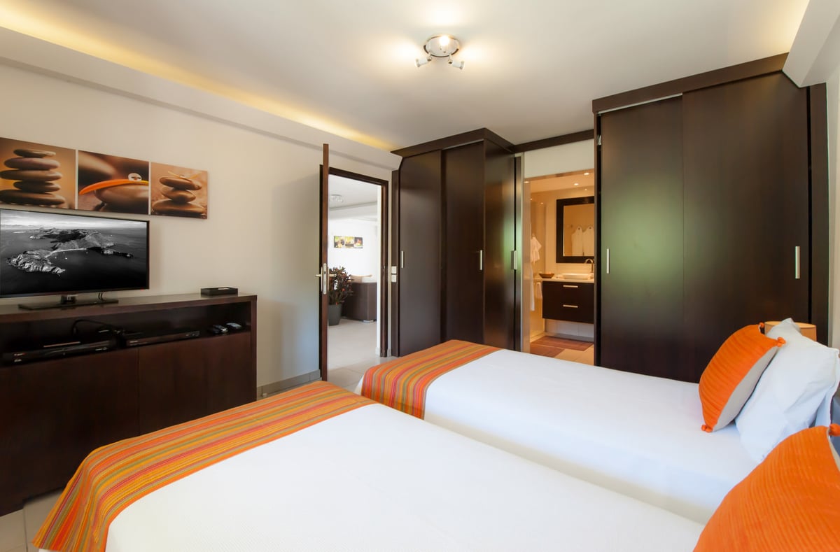 Bedroom 2: Located on the main level. King size bed (or Twn beds), air conditioning, HD-TV - Image 27