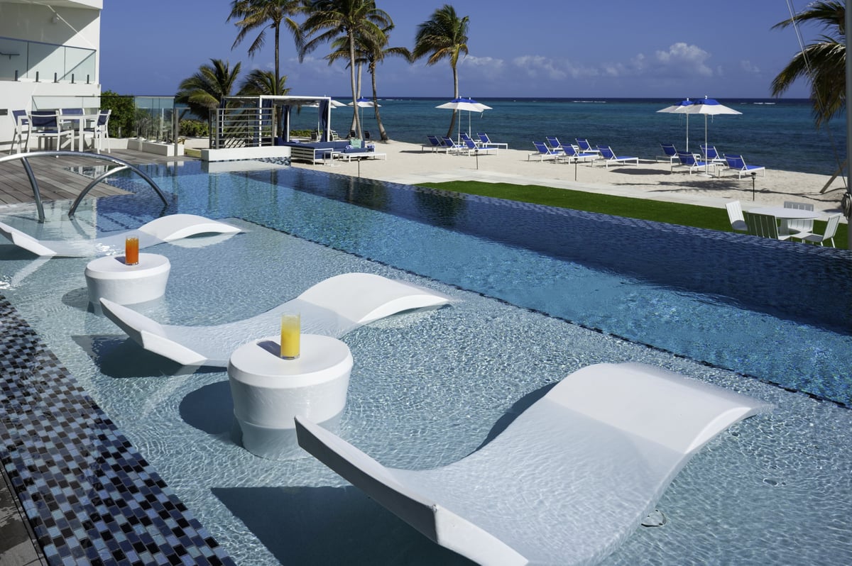Resort pool - Image 13
