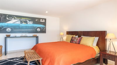 Bedroom 2: King-size bed, air conditioning, HD-TV, Apple TV, Dish Network, ceiling fan, safe. Ensuit
