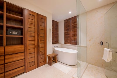 Luxury Villa Photo #32