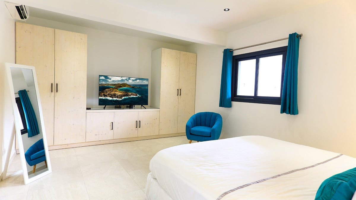 Bedroom 3: Located on the main level. King size bed, air conditioning, HD-TV, Dish Ne - Image 45