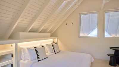 Bedroom 2: On the Mezzanine. Single bed, air conditioning. Adjoining bathroom, rain shower, toilets,