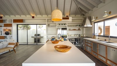 Kitchen & Dining Area: Modern and fully equipped kitchen, breakfast bar with 3 stools, air condition