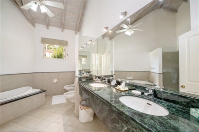 Luxury Villa Photo #32