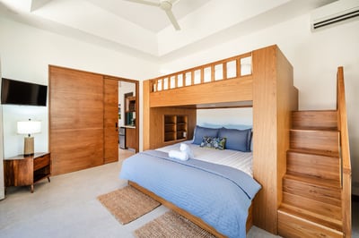 #4. Queen-over-King Loft Bed, Ensuite Bathroom, AC, Smart TV, Safe, Closet.