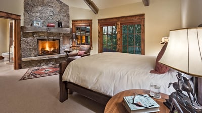 Queen suite 1, upper level