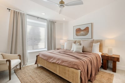 Cuatro: king bed and en suite bathroom