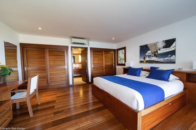 Bedroom 4: Located on the lower level. A king size bed, air conditioning, ceiling fan, HD-