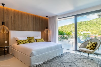 Bedroom 3: King size bed, air conditioning, HD-TV, Apple TV, safe, dressing room. En-suite bathroom,