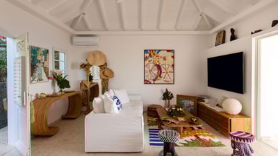 Living Area: Lounge area opening onto the terrace, facing the panoramic views. Air conditioning, HD-