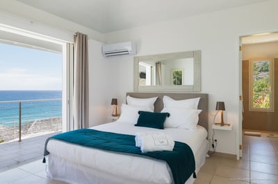 Bedroom 1: King size bed, air conditioning, HD-TV, Apple TV, safe, dressing room. En-suite bathroom