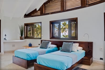 Luxury Villa Photo #36