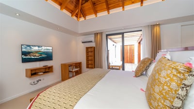 Bedroom 2: King size bed (or twin beds), air conditioning, HD-TV with Dish Network, dressing with sa