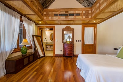 Luxury Villa Photo #40