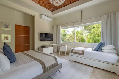 Luxury Villa Photo #28