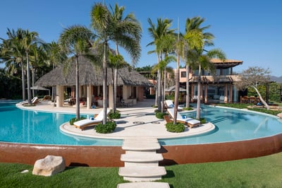 Luxury Villa Photo #2
