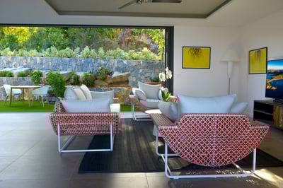 Living Area: Air conditioning, HD-TV, Apple TV, Direct TV. 