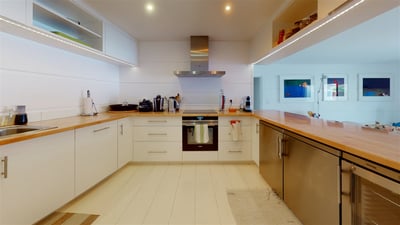 Kitchen & Dining Area: Fully equipped kitchen. Electric oven, gas stove, microwave, refrigerator, mi
