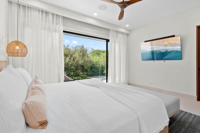 Suite 5: King Bed, AC & TV – Level 2