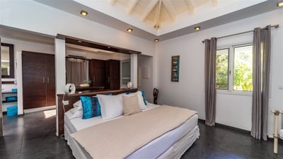 Bedroom 1: King size bed, air conditioning, HD-TV, Apple TV, safe. Ensuite bathroom with Italian sho