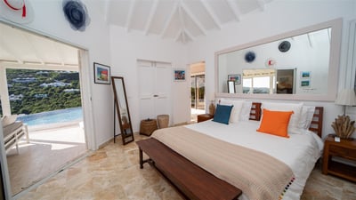 Bedroom 1: King size bed, air conditioning, additional single bed. Ensuite bathroom, sink. The bedro