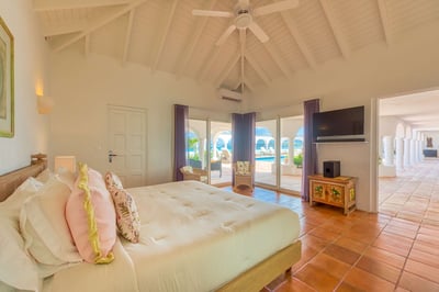 Luxury Villa Photo #26