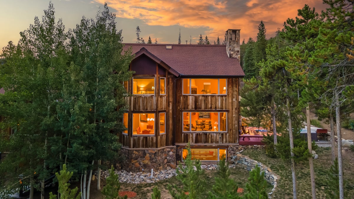 Alpenglow Peaks Lodge