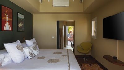 Bedroom 2: On the main level. King size bed, air-conditioning, ceiling fan, HD-TV, Apple TV, Di