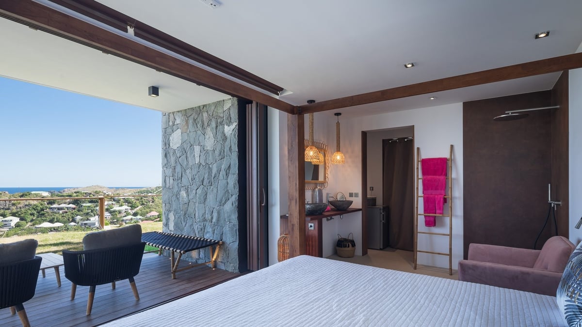 Bedroom 3: Located on the lower level. King size bed, air conditioning, dressing room, safe. Adjoini - Image 46
