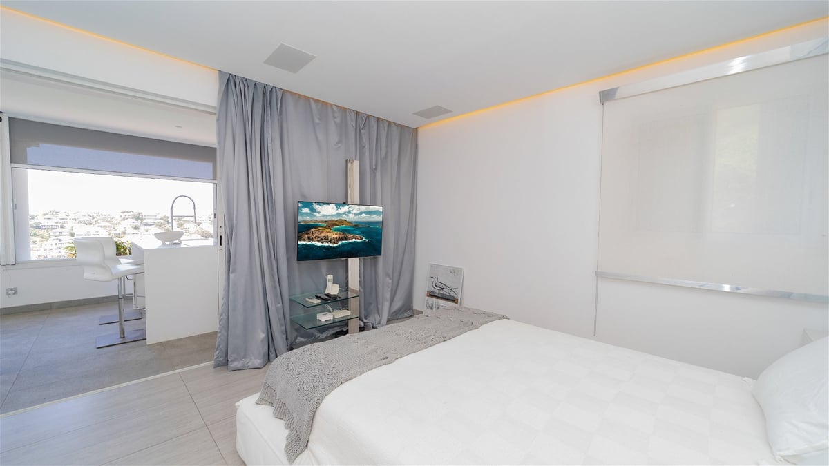Bedroom 1: On the main level. Queen size bed, air conditioning, HD-TV. Ensuite bathroom with do - Image 17