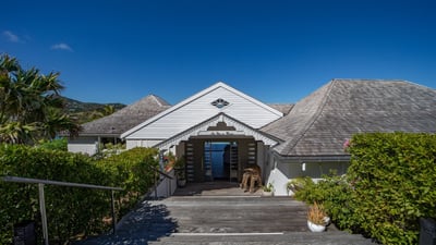 Outdoors: Domain of 1.2ha, with direct access to the sea, and a private lounge area with deck chairs