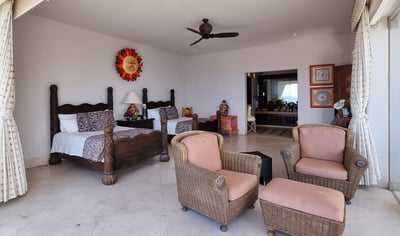 Luxury Villa Photo #30