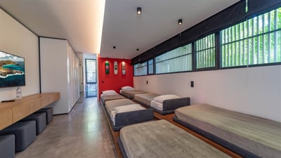 Bedroom 5: Air conditioning, 6 single beds, HD-TV with American satellite, safe. En-suite bathr