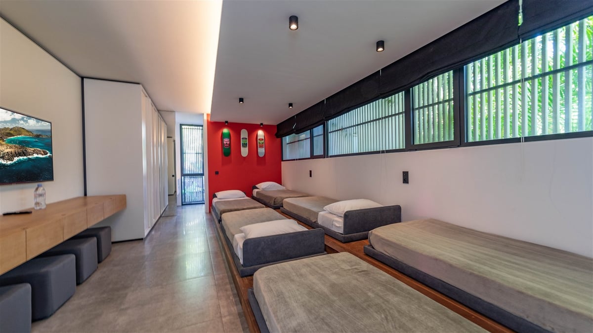 Bedroom 5: Air conditioning, 6 single beds, HD-TV with American satellite, safe. En-suite bathr - Image 72