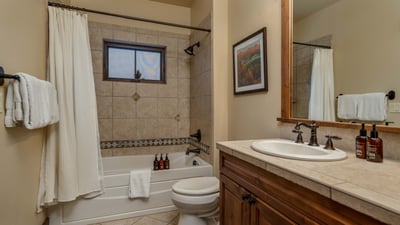 King suite 2 ensuite, upper level