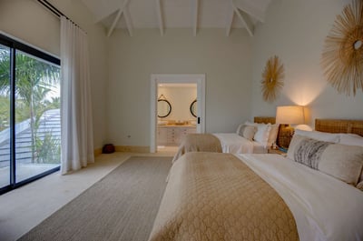 Luxury Villa Photo #37