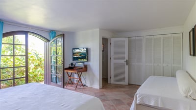 Bedroom 2: Air conditioning, king size bed, HD-TV, Dish network, ceiling fan. En-suite bathroom with