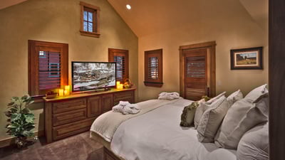 Queen bedroom, upper level with shared bath