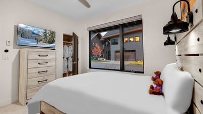 Queen suite, lower level