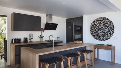 Kitchen & Dining Area: Fully equipped kitchen, electric oven and stove, refrigerator and freezer, mi