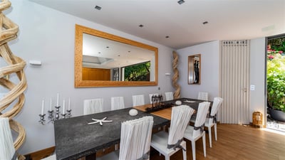 Kitchen & Dining Areas: Fully equipped kitchen, air conditioning, breakfast bar with stools, gas ove