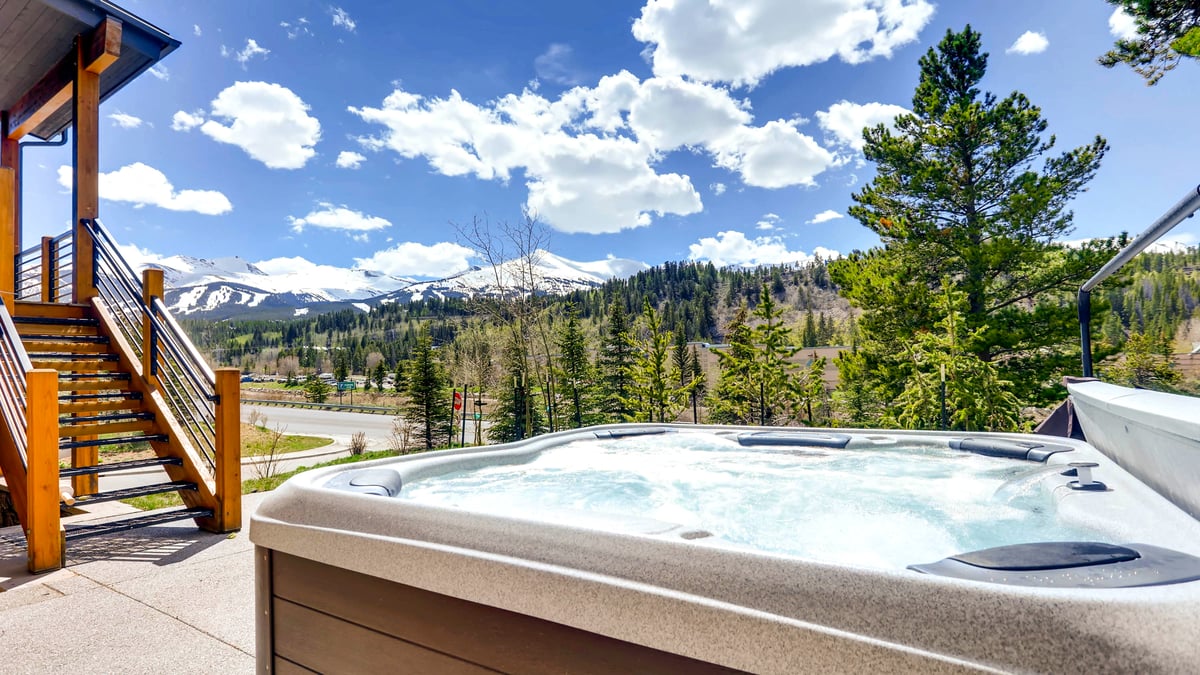Hot tub and views on upper deck - Image 3