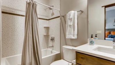 King Bedroom, ensuite bathroom