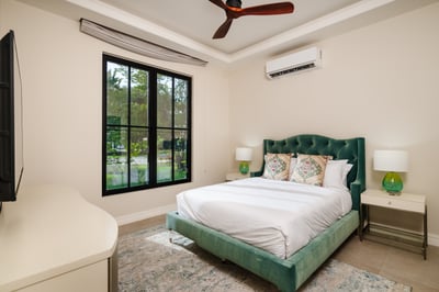 Suite 4 (Main House): Queen Bed