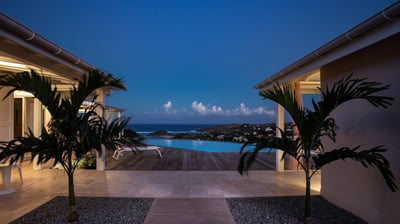 By Night: Modern and chic outdoor lightings.