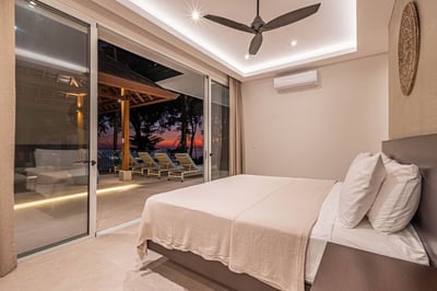 Luxury Villa Photo #38