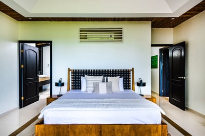 #5. King Bed, TV, AC, Ceiling Fan, Ensuite Bathroom, Walk-in closet.