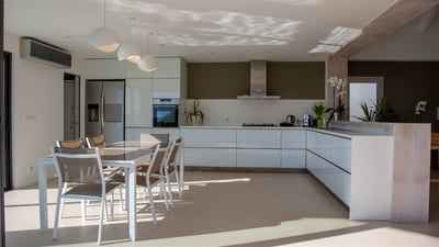 Kitchen & Dining Area