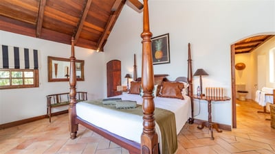 Bedroom 2: In a separate bungalow. King size bed, air conditioning, HD-TV, Dish Network, dressing, s